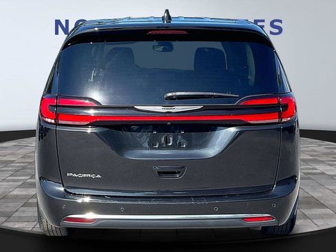 Used 2023 Chrysler Pacifica Touring-L FWD image 5