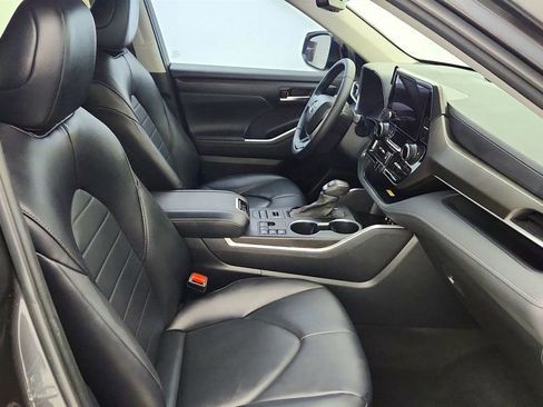Used 2023 Toyota Highlander AWD image 23