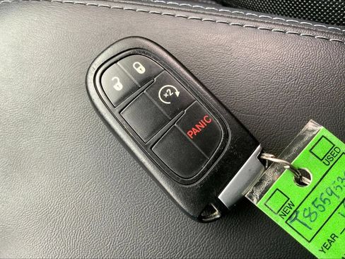 Used 2019 Jeep Cherokee Latitude Plus w/ Cold Weather Group AWD/4WD image 13