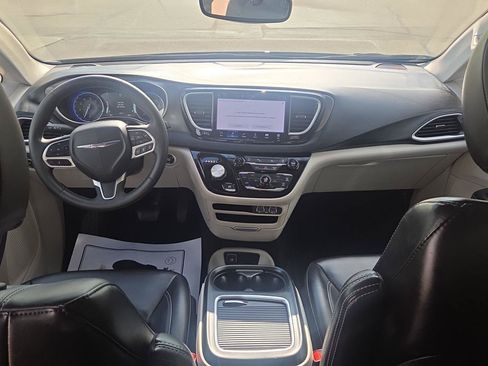 Used 2023 Chrysler Pacifica Touring-L FWD image 14