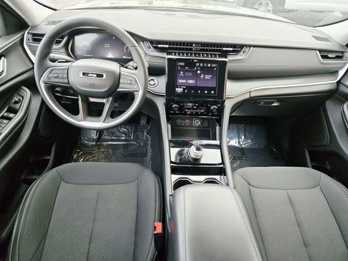 Used 2023 Jeep Grand Cherokee Laredo w/ Luxury Tech Group I image 9