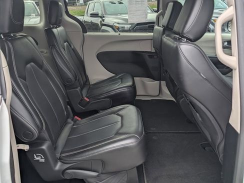 Used 2023 Chrysler Pacifica Touring-L FWD image 20