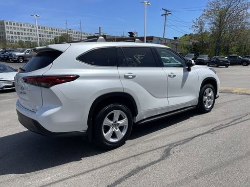 Used 2022 Toyota Highlander LE AWD/4WD image 8