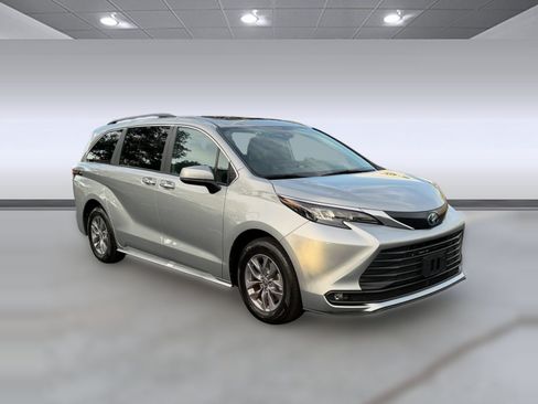 Used 2025 Toyota Sienna XLE FWD image 7