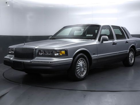Used 1995 Lincoln Town Car Signature image 1