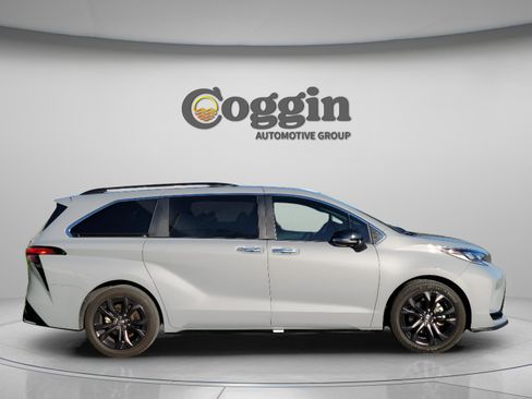 Certified 2024 Toyota Sienna XSE w/ XSE Premium Package image 10