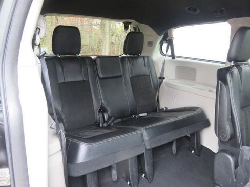 Used 2019 Dodge Grand Caravan SXT image 19