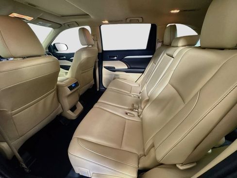 Used 2019 Toyota Highlander XLE AWD/4WD image 27