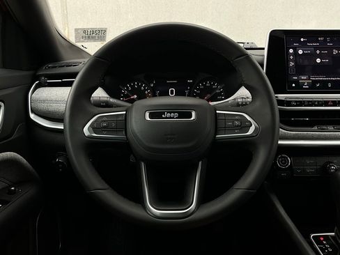 Used 2025 Jeep Compass Latitude image 32