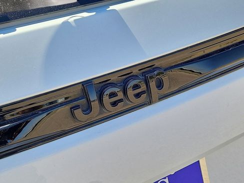 Used 2023 Jeep Grand Cherokee Altitude RWD image 12