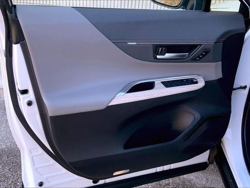 Used 2023 Toyota Venza Limited image 25