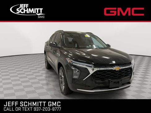 Certified 2025 Chevrolet Trax LT w/ LT Convenience Package FWD image 2