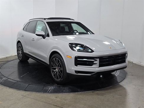 Certified 2025 Porsche Cayenne image 9