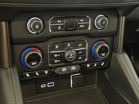 Used 2023 Chevrolet Suburban High Country image 26