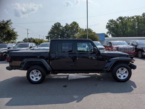 Used 2022 Jeep Gladiator Sport AWD/4WD image 2