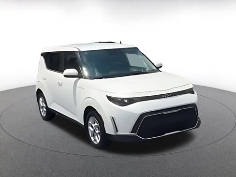 Used 2025 Kia Soul LX w/ LX Technology Package FWD image 16