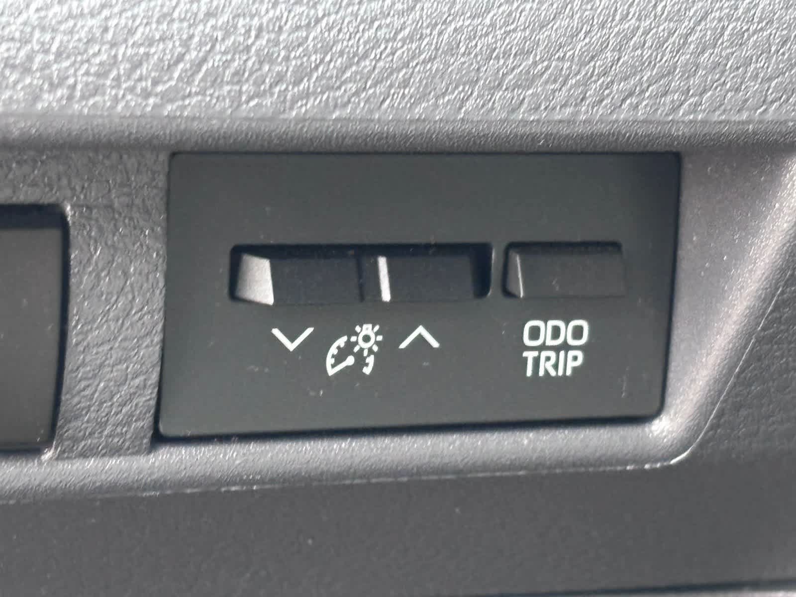 Used 2022 Toyota Sienna Limited FWD image 17