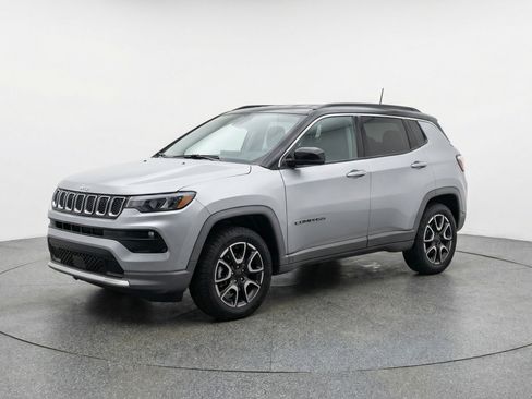 Used 2025 Jeep Compass Trailhawk image 3