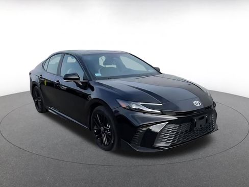 Used 2025 Toyota Camry SE image 3