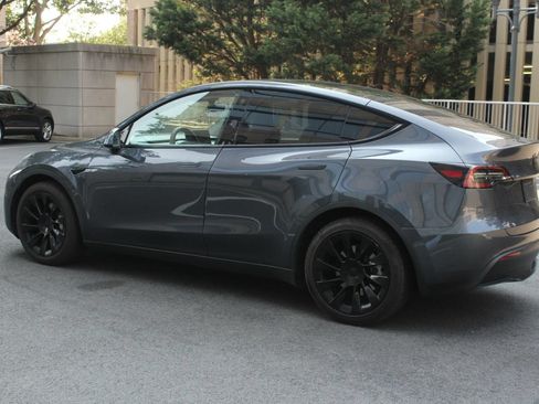 Used 2022 Tesla Model Y Long Range AWD/4WD image 9