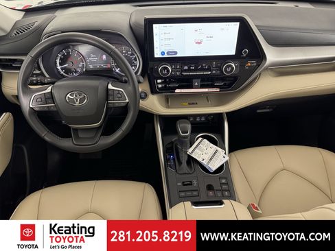 Used 2025 Toyota Highlander XLE AWD/4WD image 23