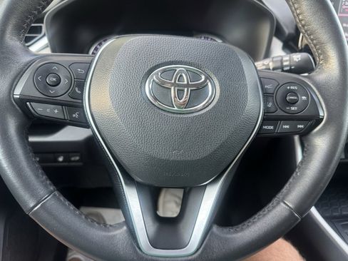 Used 2021 Toyota RAV4 XLE Premium image 17