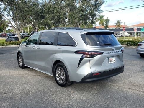 Used 2023 Toyota Sienna XLE image 3