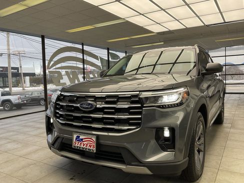 Used 2025 Ford Explorer Active w/ Active Comfort Package image 3