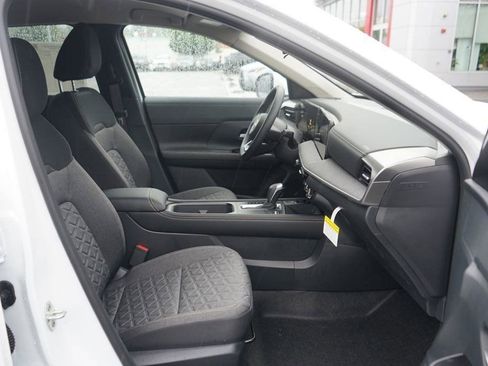 Used 2025 Nissan Kicks SV image 32