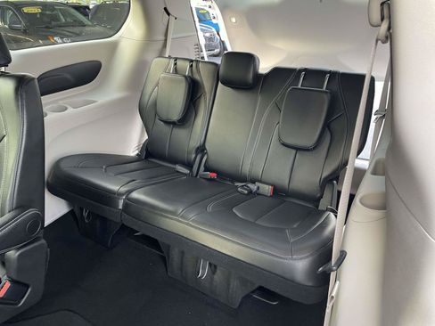 Used 2024 Chrysler Pacifica Touring-L FWD image 11