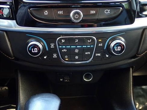 Used 2021 Chevrolet Traverse LT w/ LT Premium Package AWD/4WD image 18