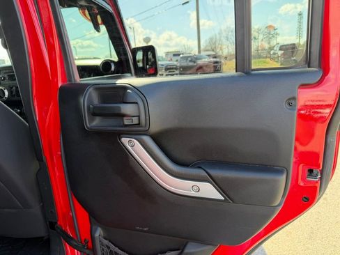 Used 2016 Jeep Wrangler Unlimited Sahara image 31