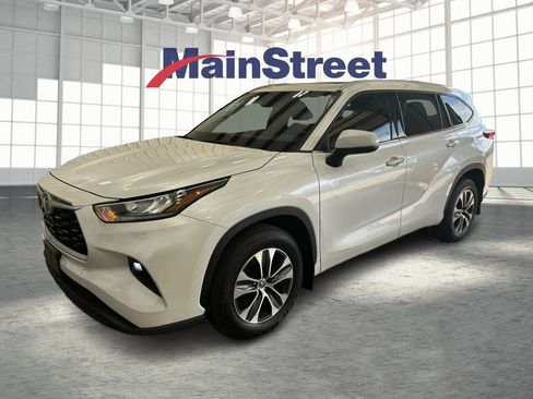 Used 2022 Toyota Highlander XLE AWD/4WD image 1