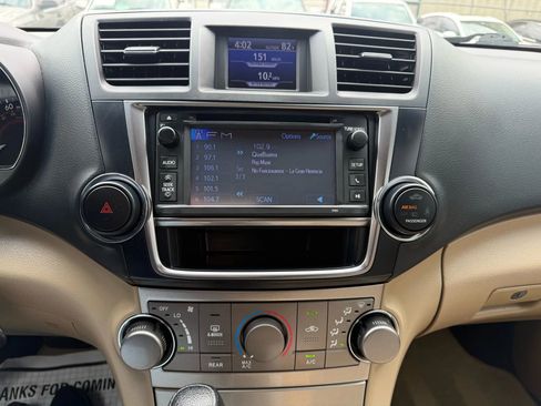 Used 2013 Toyota Highlander SE w/ Cold Weather Pkg image 12