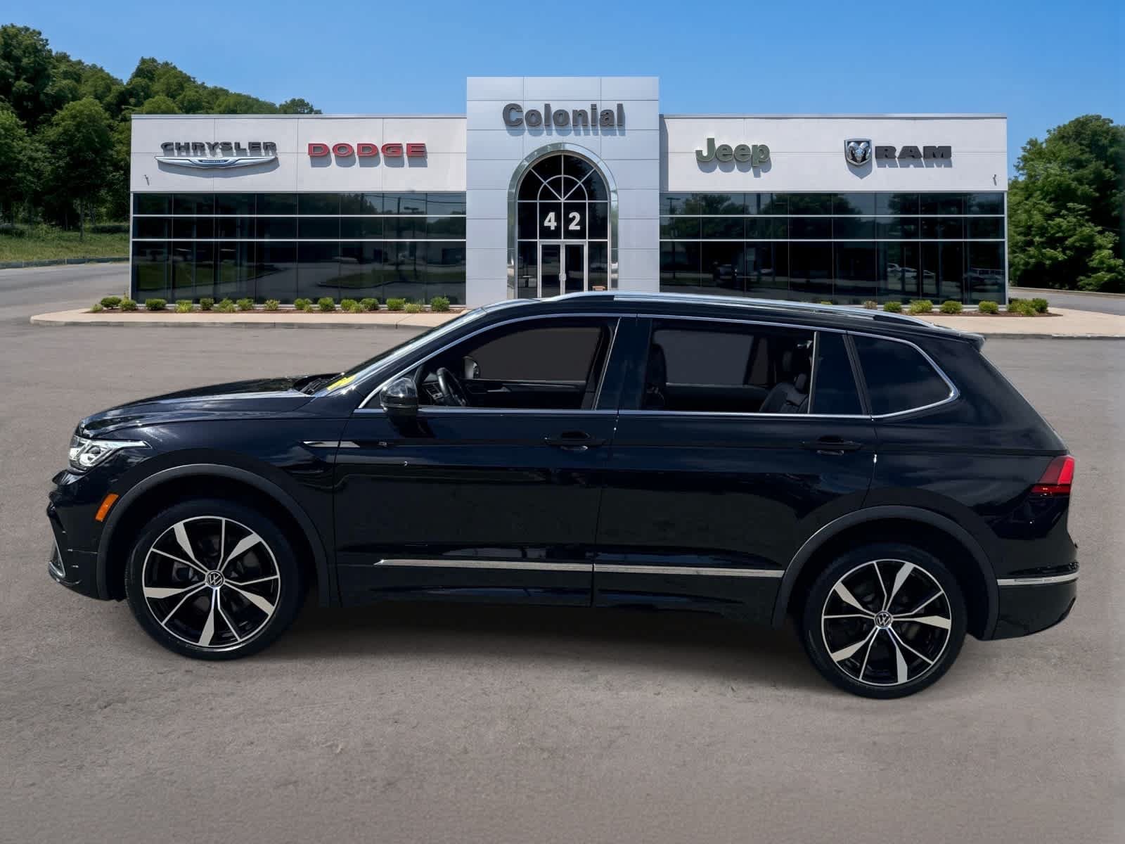 Used 2024 Volkswagen Tiguan SEL R-Line AWD/4WD image 2