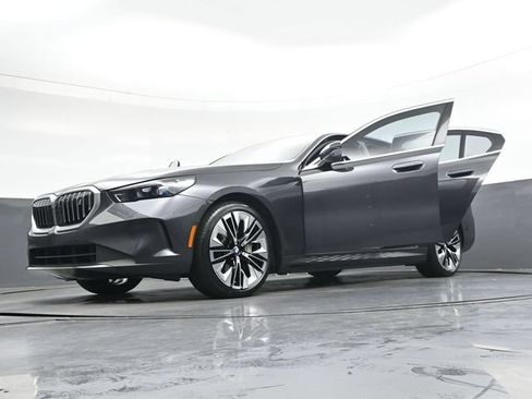 Used 2025 BMW i5 eDrive40i w/ Premium Package RWD image 46