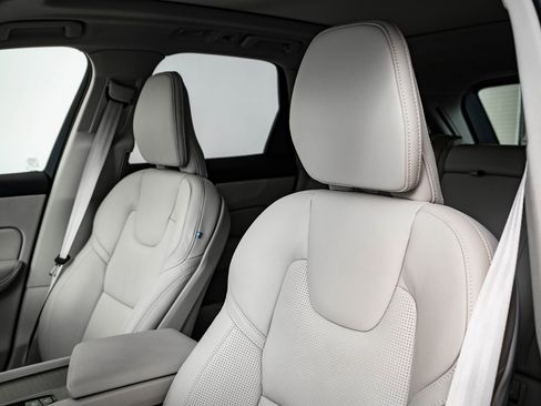 Used 2025 Volvo XC60 B5 Ultra w/ Protection Package Premier image 24