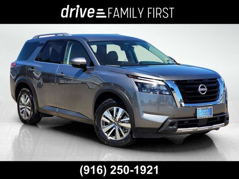 Used 2025 Nissan Pathfinder SL FWD image 1