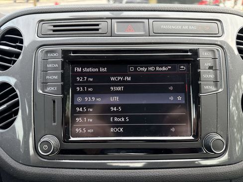 Used 2018 Volkswagen Tiguan Limited image 17