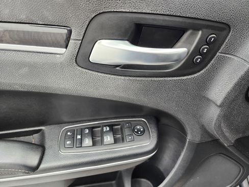 Used 2019 Chrysler 300 Limited image 36