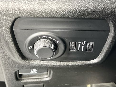 Used 2023 Jeep Grand Cherokee Laredo image 10