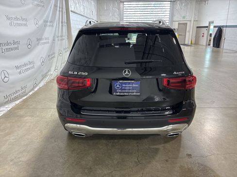 Used 2025 Mercedes-Benz GLB 250 4MATIC image 4