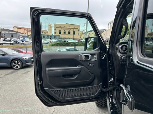 Used 2023 Jeep Wrangler Unlimited w/ Sun & Screen Package image 11