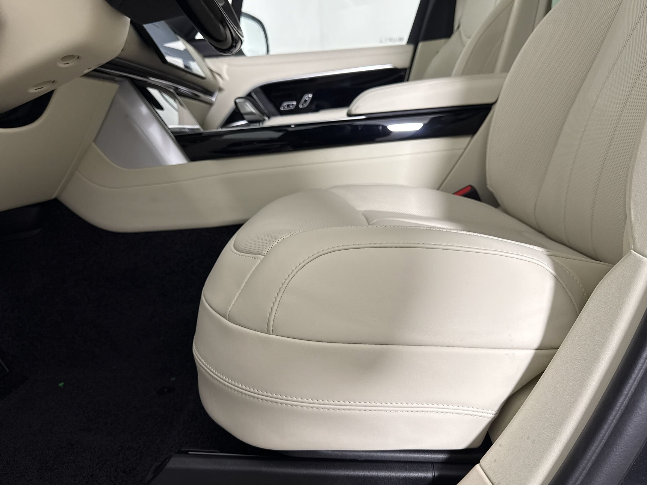 New 2026 Land Rover Range Rover SE AWD/4WD image 14