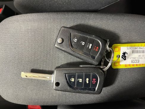 Used 2021 Toyota Corolla LE image 24