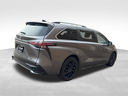 Used 2022 Toyota Sienna XSE w/ XSE Plus Package FWD image 10