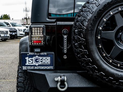 Used 2018 Jeep Wrangler Unlimited Sahara w/ Connectivity Group AWD/4WD image 10