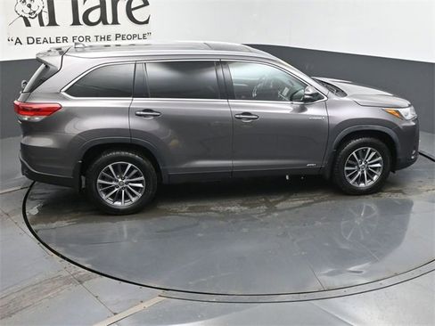 Used 2019 Toyota Highlander XLE image 40