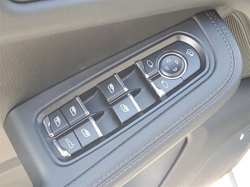 Used 2025 Porsche Macan image 26