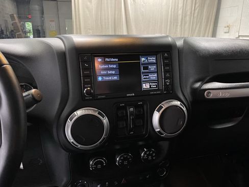 Used 2017 Jeep Wrangler Unlimited Sahara w/ Dual Top Group AWD/4WD image 12